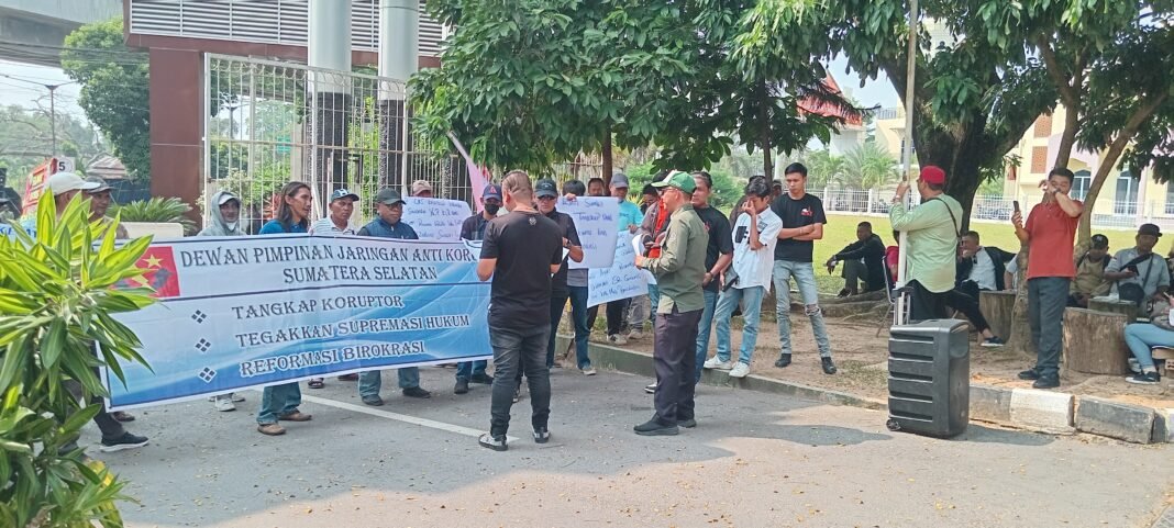 JAKOR Gelar Aksi di Kejati Sumsel, Pertanyakan Perkembangan Kasus Dugaan KKN di KPU OKI, KPU Provinsi, BPBD OKU Timur, Pertamina EP Zona 4, Bawaslu Lahat, Dinas PUTR Banyuasin, Sekretariat DPRD Pali, dan Dinas Perikanan Pali JAKOR Gelar Aksi di Kejati Sumsel, Pertanyakan Perkembangan Kasus Dugaan KKN di KPU OKI, KPU Provinsi, BPBD OKU Timur, Pertamina EP Zona 4, Bawaslu Lahat, Dinas PUTR Banyuasin, Sekretariat DPRD Pali, dan Dinas Perikanan Pali