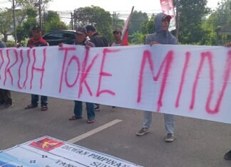 Massa JAKOR Gelar Aksi di Kejati Sumsel Terkait Dugaan Maraknya Ilegal Refeneri di Desa Sungai Angit Muba