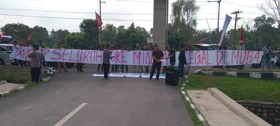 JAKOR Gelar Aksi di Kejati Sumsel Terkait Dugaan Kebakaran Akibat Ilegal Refenery di Pal 6 Desa Bangun Sari Babat Toman Muba JAKOR Gelar Aksi di Kejati Sumsel JAKOR Gelar Aksi di Kejati Sumsel Terkait Dugaan Kebakaran Akibat Ilegal Refenery di Pal 6 Desa Bangun Sari Babat Toman Muba JAKOR Gelar Aksi di Kejati Sumsel
