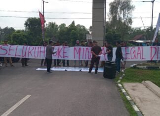 JAKOR Gelar Aksi di Kejati Sumsel Terkait Dugaan Kebakaran Akibat Ilegal Refenery di Pal 6 Desa Bangun Sari Babat Toman Muba JAKOR Gelar Aksi di Kejati Sumsel
