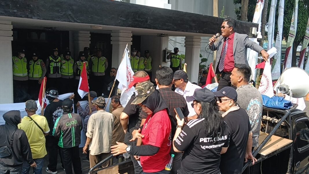 Belasan Tahun Dibiarkan, Koalisi Mata Publik Desak Pemkot Palembang Segel Parkir Ilegal Rajawali Village Belasan Tahun Dibiarkan, Koalisi Mata Publik Desak Pemkot Palembang Segel Parkir Ilegal Rajawali Village