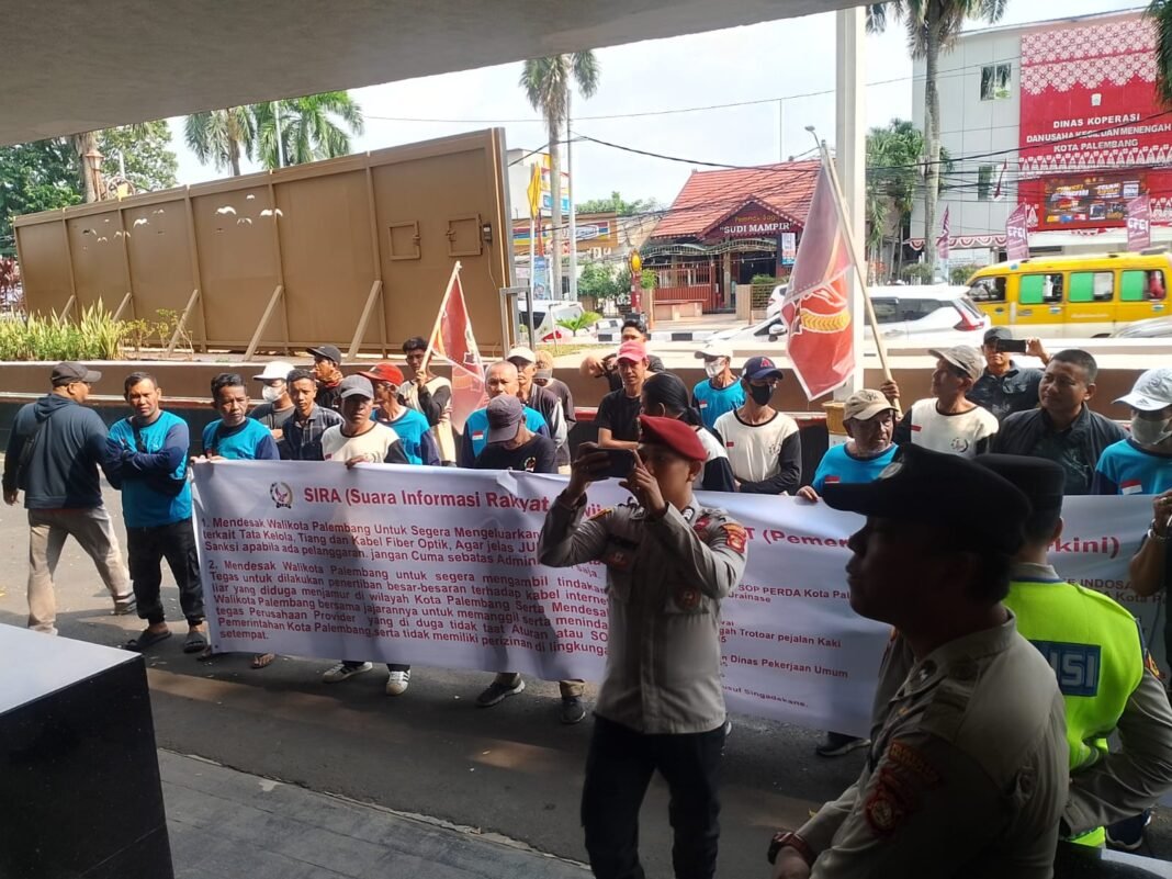 Gelar Aksi Demo Massa SIRA dan PST Desak Walikota Palembang Segera Terbitkan Perwali Tentang Tata Kelola Tiang dan Kabel Internet Liar di Kota Palembang Gelar Aksi Demo Massa SIRA dan PST Desak Walikota Palembang Segera Terbitkan Perwali Tentang Tata Kelola Tiang dan Kabel Internet Liar di Kota Palembang