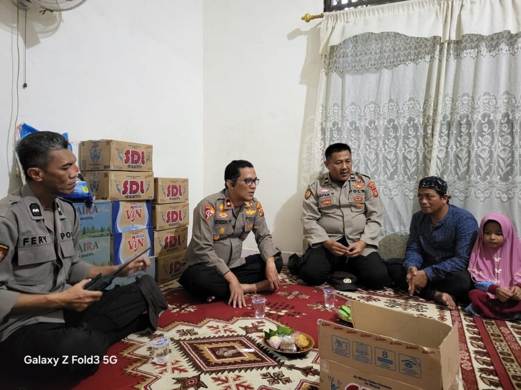 Kapolsek Seberang Ulu II Palembang Sambangi Rumah Duka Korban Penganiayaan Maut, Sampaikan Bela Sungkawa dan Tali Asih Sekaligus Sambut HUT Polri Ke-80 Kapolsek Seberang Ulu II Palembang Sambangi Rumah Duka Korban Penganiayaan Maut, Sampaikan Bela Sungkawa dan Tali Asih Sekaligus Sambut HUT Polri Ke-80