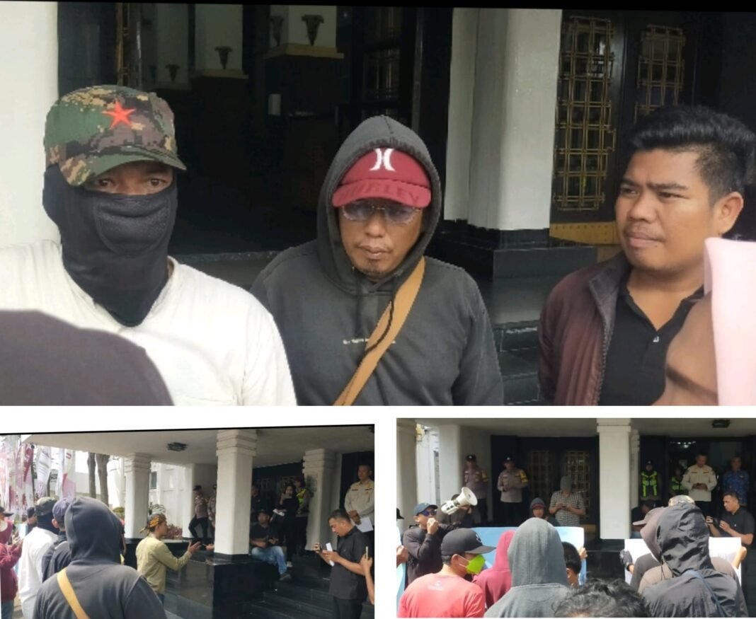Massa KARSS Gelar Aksi Demo Meminta Copot Jabatan Kadis Damkar dan Wawako Palembang Mundur Dari Jabatannya Massa KARSS Gelar Aksi Demo Meminta Copot Jabatan Kadis Damkar dan Wawako Palembang Mundur Dari Jabatannya