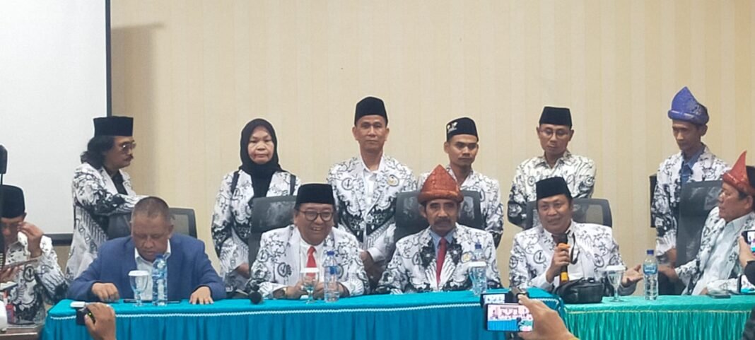 Usai Dikukuhkan, H Riza Fahlevi, Resmi Nahkodai PD PGRI Sumsel Yang Sah Masa Bakti 2024-2029 Usai Dikukuhkan, H Riza Fahlevi, Resmi Nahkodai PD PGRI Sumsel Yang Sah Masa Bakti 2024-2029