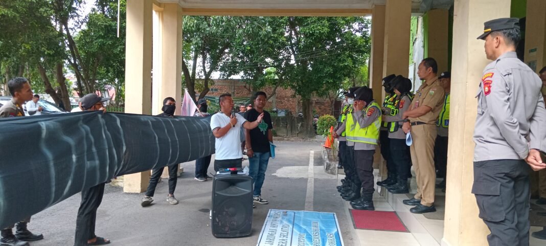 Jakor Sumsel Minta Dinas Lingkungan Hidup dan Pertanahan Prov. Sumsel Cabut Izin Usaha PT. PP Lonsum Indonesia Tbk Unit Cengal Kebun Tukung Gelam Estate OKI yang Diduga Mencemari Lingkungan Jakor Sumsel Minta Dinas Lingkungan Hidup dan Pertanahan Prov. Sumsel Cabut Izin Usaha PT. PP Lonsum Indonesia Tbk Unit Cengal Kebun Tukung Gelam Estate OKI yang Diduga Mencemari Lingkungan