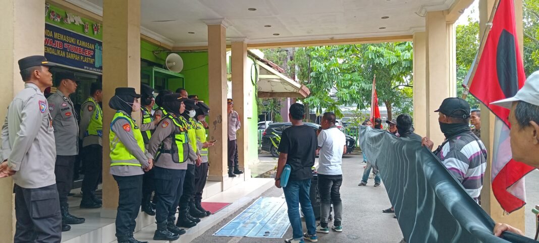 Massa Jakor Sumsel Minta Dinas Lingkungan Hidup dan Pertanahan Prov. Sumsel Cabut Izin Usaha PT. Aneka Bumi Pratama Palembang yang Diduga Mencemari Lingkungan Massa Jakor Sumsel Minta Dinas Lingkungan Hidup dan Pertanahan Prov. Sumsel Cabut Izin Usaha PT. Aneka Bumi Pratama Palembang yang Diduga Mencemari Lingkungan