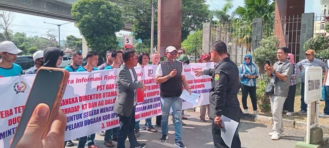 Pertanyakan Perkembagan Kasus Dugaan Korupsi Gratifikasi Oknum Anggota DPRD Muara Enim, Massa SIRA dan PST Menggelar Aksi di Kejati Sumsel Pertanyakan Perkembagan Kasus Dugaan Korupsi Gratifikasi Oknum Anggota DPRD Muara Enim, Massa SIRA dan PST Menggelar Aksi di Kejati Sumsel