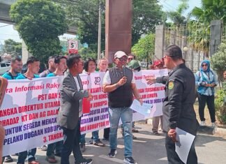Pertanyakan Perkembagan Kasus Dugaan Korupsi Gratifikasi Oknum Anggota DPRD Muara Enim, Massa SIRA dan PST Menggelar Aksi di Kejati Sumsel