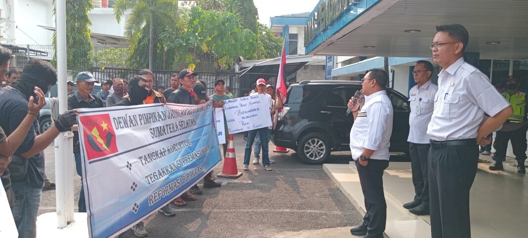 JAKOR Sumsel Minta Kepala Dinas Pendidikan Sumsel Mundur dari Jabatannya Terkait Dugaan Carut Marutnya Dalam Penerimaan SMA dan SMK di Kota Palembang Tahun 2026 JAKOR Sumsel Minta Kepala Dinas Pendidikan Sumsel Mundur dari Jabatannya Terkait Dugaan Carut Marutnya Dalam Penerimaan SMA dan SMK di Kota Palembang Tahun 2026