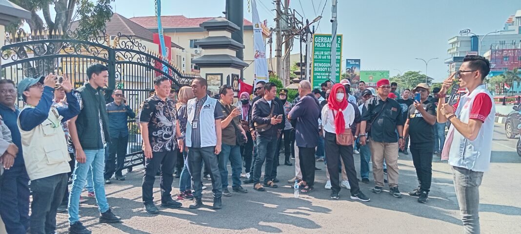 Buntut di Temukannya BB Ratusan Milliar dan 74 kg Emas Yang Diduga Milik Oknum Jampidsus, Massa BPI KPNPA RI, HAMASS dan K-MAKI Menggelar Aksi Damai di Polda Sumsel, Dukung Polri Agar Ungkap Tersebut Buntut di Temukannya BB Ratusan Milliar dan 74 kg Emas Yang Diduga Milik Oknum Jampidsus, Massa BPI KPNPA RI, HAMASS dan K-MAKI Menggelar Aksi Damai di Polda Sumsel, Dukung Polri Agar Ungkap Tersebut