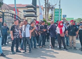 Buntut di Temukannya BB Ratusan Milliar dan 74 kg Emas Yang Diduga Milik Oknum Jampidsus, Massa BPI KPNPA RI, HAMASS dan K-MAKI Menggelar Aksi Damai di Polda Sumsel, Dukung Polri Agar Ungkap Tersebut