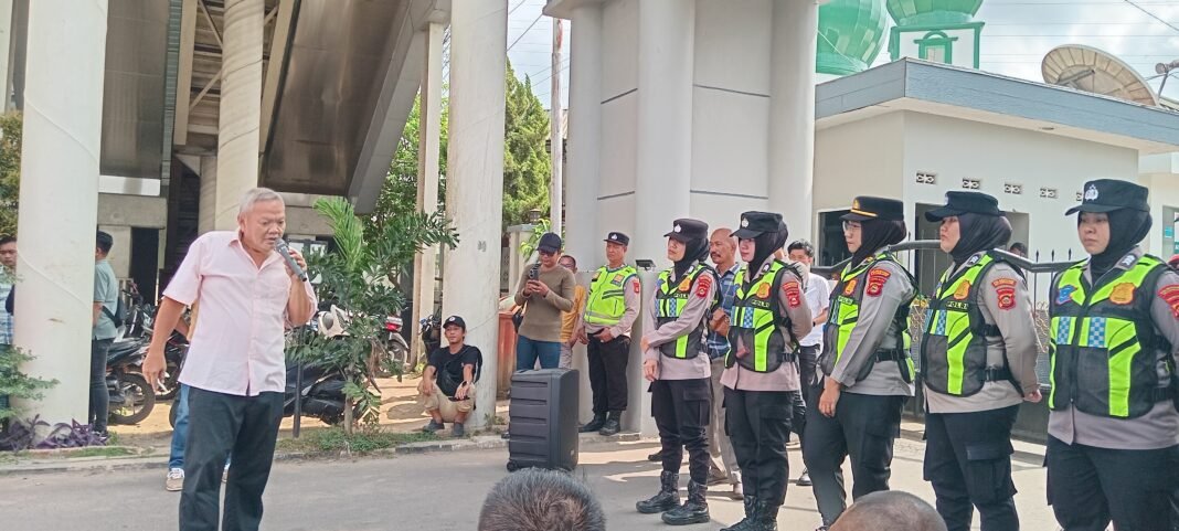 Aksi di Kejari Palembang, K-MAKI Tuntut Pengusutan Tuntas Dugaan Korupsi PJU dan 82 Program Pokir DPRD Aksi di Kejari Palembang, K-MAKI Tuntut Pengusutan Tuntas Dugaan Korupsi PJU dan 82 Program Pokir DPRD