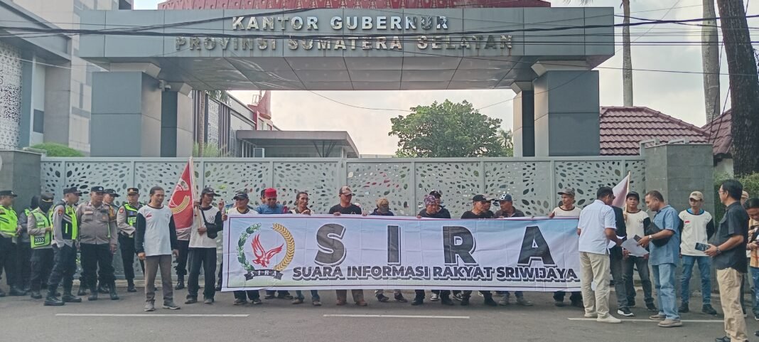 Demo di Kantor Gubernur, SIRA Minta DLHP Usut Dugaan Pencemaran Lingkungan oleh PT Pusri Demo di Kantor Gubernur, SIRA Minta DLHP Usut Dugaan Pencemaran Lingkungan oleh PT Pusri