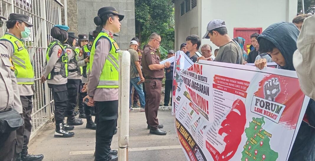 Massa GRANSI dan Forum LSM Bersatu Minta Kejati Sumsel Turun ke Lapangan, Dugaan Korupsi Program Pertanian Sumsel Terutama Dinas PertanianTanaman Pangan dan Holtikultura Prov. Sumsel Tahun 2025 Massa GRANSI dan Forum LSM Bersatu Minta Kejati Sumsel Turun ke Lapangan, Dugaan Korupsi Program Pertanian Sumsel Terutama Dinas PertanianTanaman Pangan dan Holtikultura Prov. Sumsel Tahun 2025