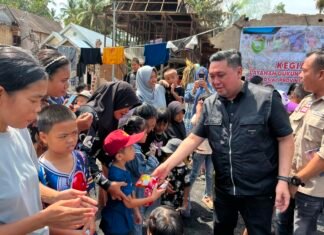 Anggota DPRD Sumsel M. Oktafiansyah Sambangi Korban Kebakaran, Bagikan Bantuan dan Pulihkan Trauma Anak