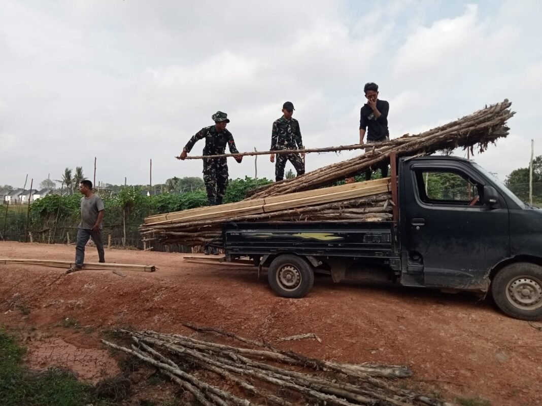 Rumah Ibu Sriyanti Kian Berdiri Kokoh, Satgas TMMD ke-129 Kodim 0418/Palembang Genjot Pemasangan Atap Rumah Ibu Sriyanti Kian Berdiri Kokoh, Satgas TMMD ke-129 Kodim 0418/Palembang Genjot Pemasangan Atap