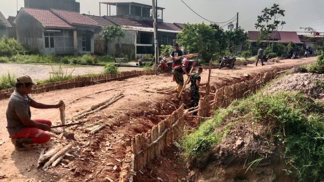 Hari Ke-14 TMMD Ke-129, Satgas Kodim 0418/Palembang Perkuat Badan Jalan dengan Pemasangan Cerucuk Gelam Hari Ke-14 TMMD Ke-129, Satgas Kodim 0418/Palembang Perkuat Badan Jalan dengan Pemasangan Cerucuk Gelam
