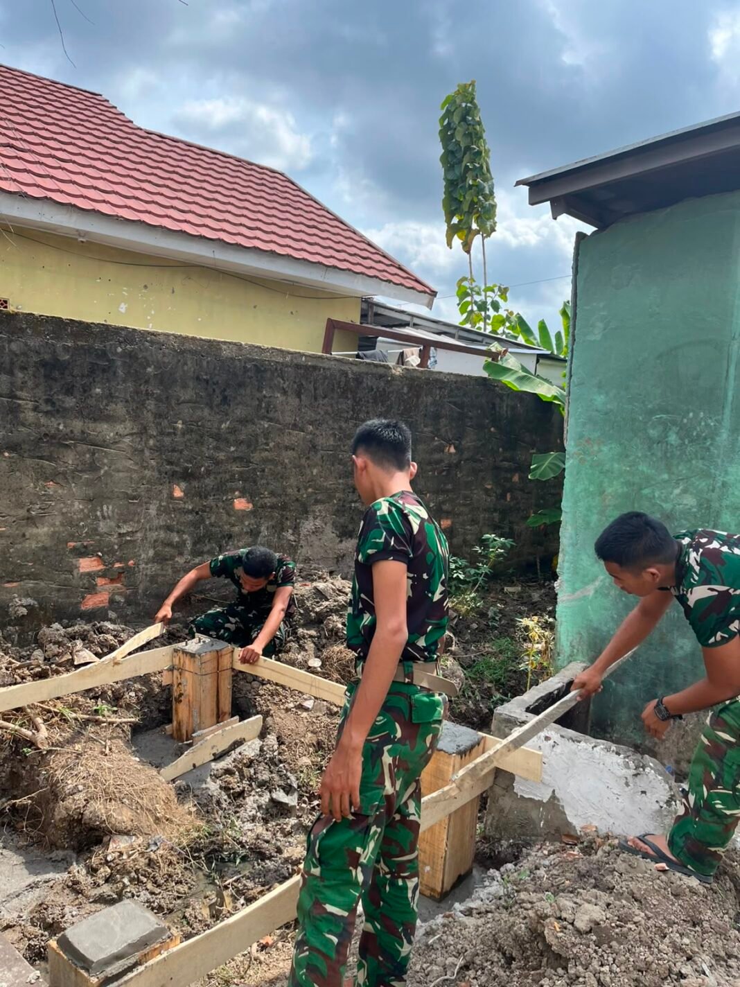 Hari Ke-16 TMMD Ke-129, Satgas Kodim 0418/Palembang Lanjutkan Pembangunan Sumur Bor Mushola Al-Mufakat Hari Ke-16 TMMD Ke-129, Satgas Kodim 0418/Palembang Lanjutkan Pembangunan Sumur Bor Mushola Al-Mufakat