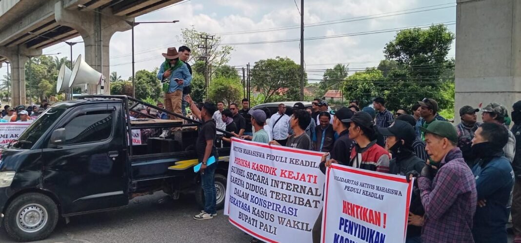 Tolak Dugaan Kriminalisasi terhadap Wakil Bupati PALI, Solidaritas Aktivis Mahasiswa Peduli Keadilan Geruduk Kejati Sumsel Tolak Dugaan Kriminalisasi terhadap Wakil Bupati PALI, Solidaritas Aktivis Mahasiswa Peduli Keadilan Geruduk Kejati Sumsel