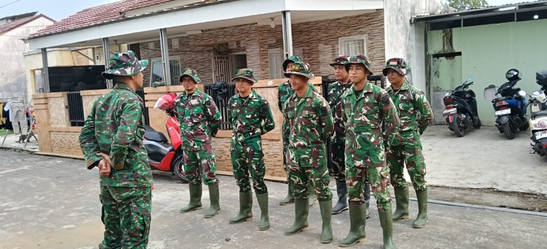 Prajurit TNI di TMMD ke-129 Kodim 0418/Palembang di Kelurahan Talang Jambe Apel Pagi Pengecekan personil Sebelum Mengerjakan Sasaran Prajurit TNI di TMMD ke-129 Kodim 0418/Palembang di Kelurahan Talang Jambe Apel Pagi Pengecekan personil Sebelum Mengerjakan Sasaran