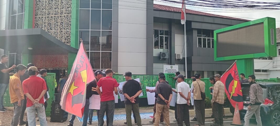 Aksi JAKOR Sumsel Ungkap Dugaan KKN Program Cetak Sawah Rp105 Miliar di Ogan Ilir Aksi JAKOR Sumsel Ungkap Dugaan KKN Program Cetak Sawah Rp105 Miliar di Ogan Ilir