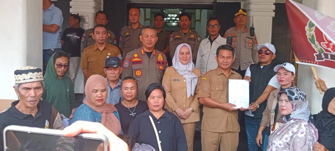 Aksi Damai di Kantor Gubernur Sumsel dan Walikota Palembang, Massa Tuntut Uji Independen Kualitas Udara dan Air di Kawasan Dermaga Kertapati Aksi Damai di Kantor Gubernur Sumsel dan Walikota Palembang, Massa Tuntut Uji Independen Kualitas Udara dan Air di Kawasan Dermaga Kertapati
