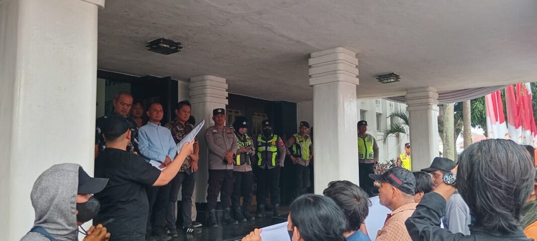 Desak Audit Pasar KM 5 dan 16 Ilir Palembang, LASKAR Sumsel Minta Dirut Perumda Pasar Dicopot Jika Terbukti Lalai Desak Audit Pasar KM 5 dan 16 Ilir Palembang, LASKAR Sumsel Minta Dirut Perumda Pasar Dicopot Jika Terbukti Lalai