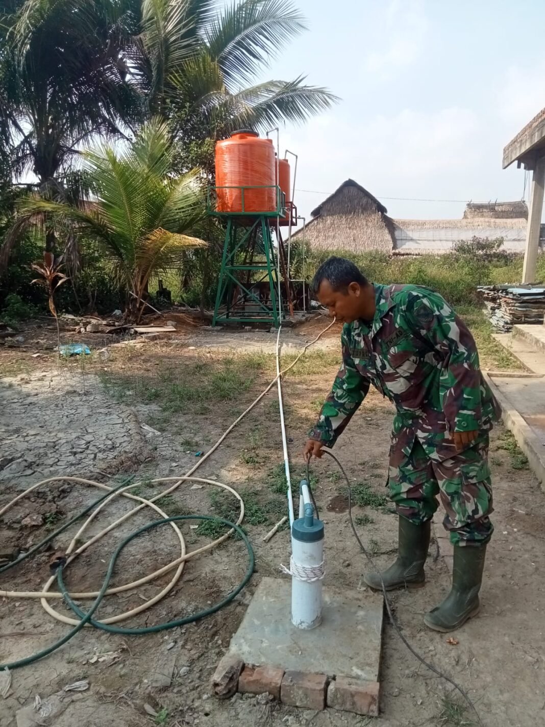 Satgas TMMD Ke-129 Laksanakan Pengecekan Tower Tandon Air Sumur Bor Mushola Hidayatullah Satgas TMMD Ke-129 Laksanakan Pengecekan Tower Tandon Air Sumur Bor Mushola Hidayatullah