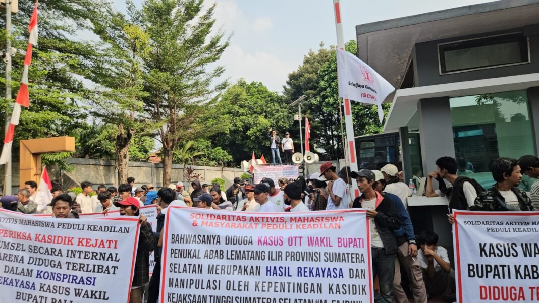 Aksi di Kejagung, SOAK Minta Dugaan Rekayasa Penyidikan OTT Iwan Tuaji Diusut JAMWAS Aksi di Kejagung, SOAK Minta Dugaan Rekayasa Penyidikan OTT Iwan Tuaji Diusut JAMWAS