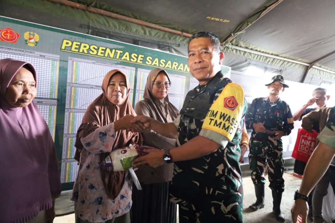 Katim Wasev TMMD Ke-129 Tinjau Penyaluran Sembako kepada Warga di Lokasi TMMD Kodim 0418/Palembang Katim Wasev TMMD Ke-129 Tinjau Penyaluran Sembako kepada Warga di Lokasi TMMD Kodim 0418/Palembang