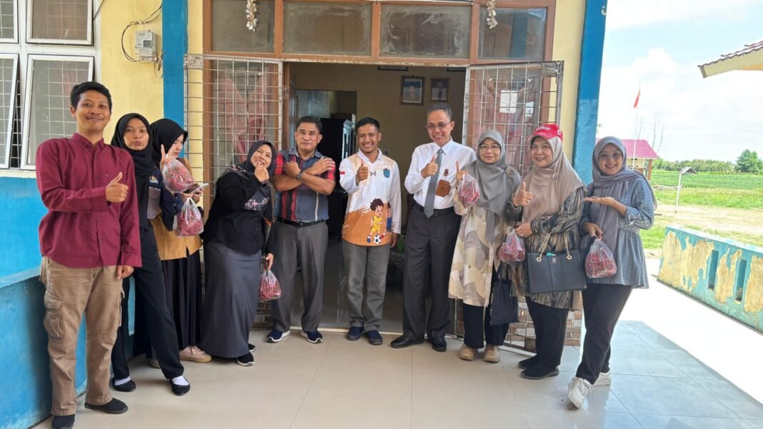 Inovasi Dosen FMIPA UNSRI Ubah Air Gambut Jadi Air Layak Minum untuk Sekolah di Ogan Ilir Inovasi Dosen FMIPA UNSRI Ubah Air Gambut Jadi Air Layak Minum untuk Sekolah di Ogan Ilir