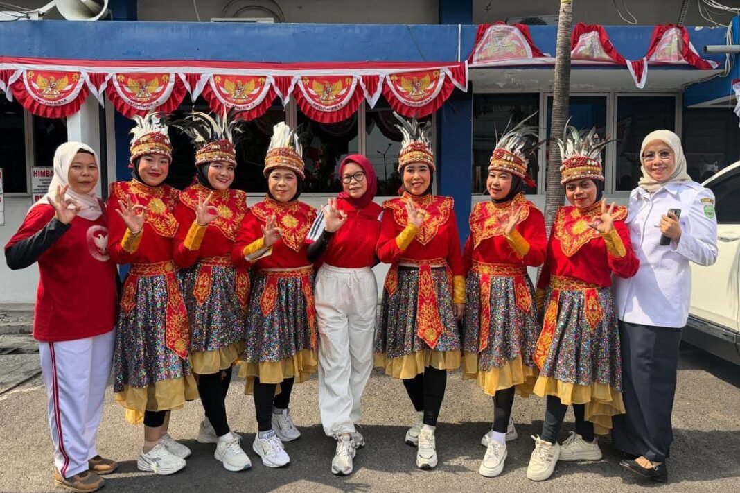 Guru SMKN 3 Palembang Jadi Sorotan, Tarian Kompak Meriahkan HUT RI ke-81 di Disdik Sumsel Guru SMKN 3 Palembang Jadi Sorotan, Tarian Kompak Meriahkan HUT RI ke-81 di Disdik Sumsel