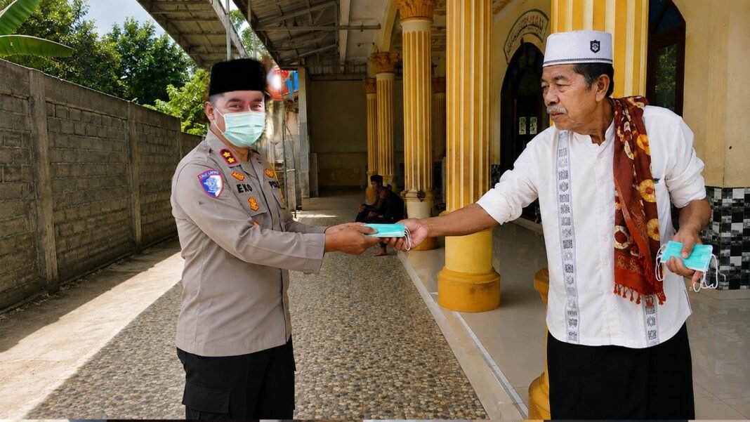 Saat Kabut Asap Mengintai, Kapolres OKI Bagikan Masker kepada Pelajar dan Jamaah Saat Kabut Asap Mengintai, Kapolres OKI Bagikan Masker kepada Pelajar dan Jamaah
