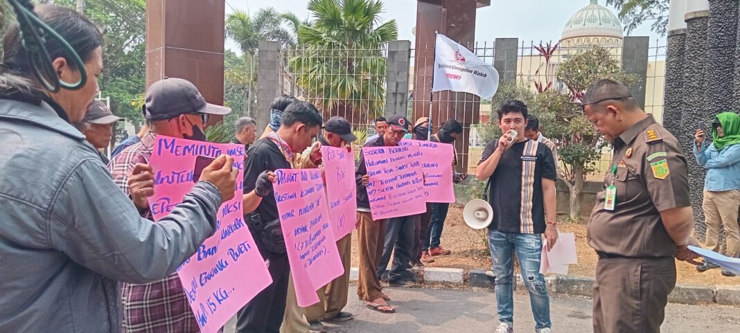 Tuntutan 7 Tahun Kasus Narkoba 14,7 Kg Dipersoalkan, SCW Geruduk Kejati Sumsel Tuntutan 7 Tahun Kasus Narkoba 14,7 Kg Dipersoalkan, SCW Geruduk Kejati Sumsel