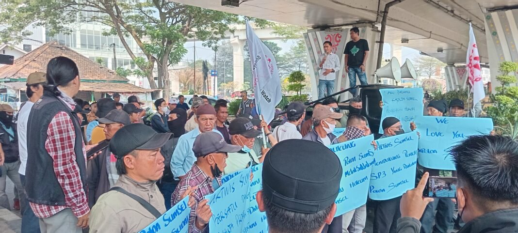 Massa Koalisi Aktivis Sumsel Bersatu Kepung Mapolda Sumsel, Tegaskan Dukungan untuk Penegakan Hukum Berkeadilan Massa Koalisi Aktivis Sumsel Bersatu Kepung Mapolda Sumsel, Tegaskan Dukungan untuk Penegakan Hukum Berkeadilan