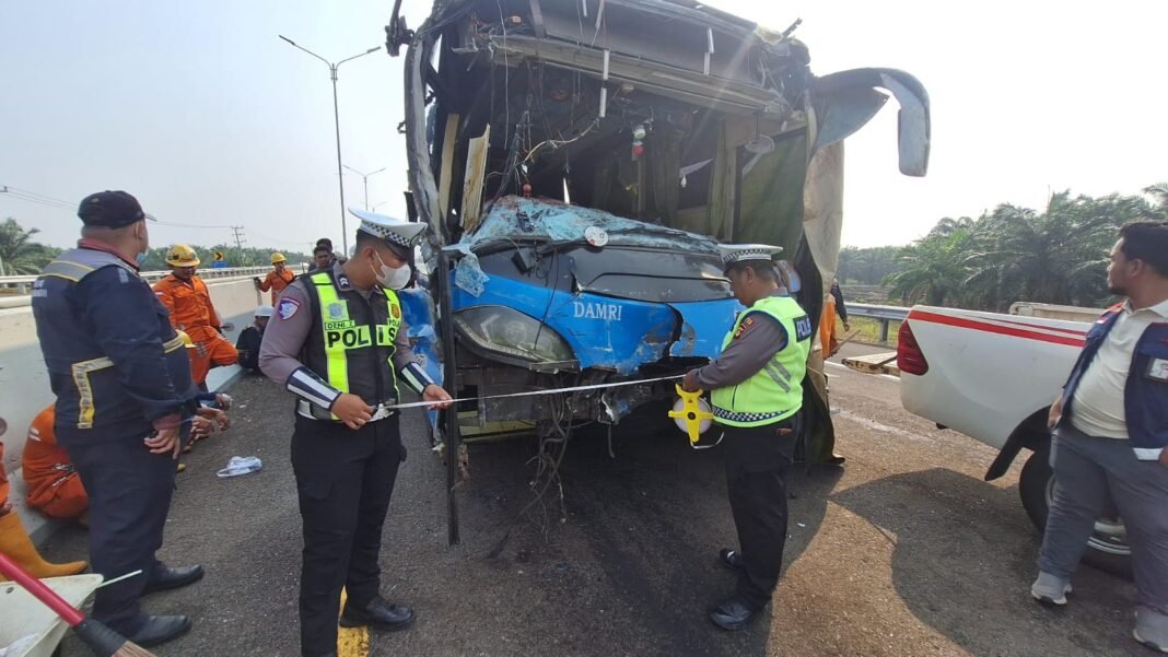 Kecelakaan Beruntun di Tol Palindra KM 9, Belasan Penumpang Bus DAMRI Luka-Luka Kecelakaan Beruntun di Tol Palindra KM 9, Belasan Penumpang Bus DAMRI Luka-Luka