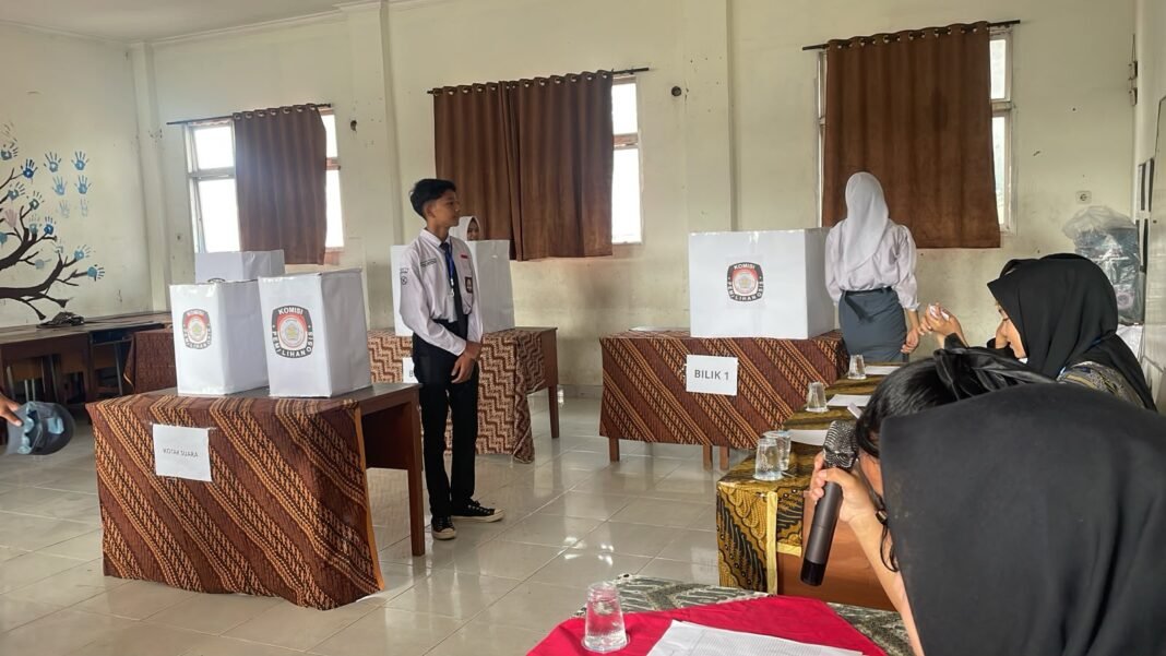 PEMILIHAN KETUA OSIS BERLANGSUNG LUBER DAN LANCAR, SMK N 3 PALEMBANG GELAR KOKURIKULER TEMA DEMOKRASI PEMILIHAN KETUA OSIS BERLANGSUNG LUBER DAN LANCAR, SMK N 3 PALEMBANG GELAR KOKURIKULER TEMA DEMOKRASI