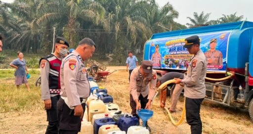 Polda Sumsel Perkuat Pelayanan Kemanusiaan, 10.000 Liter Air Bersih Disalurkan di Muba Polda Sumsel Perkuat Pelayanan Kemanusiaan, 10.000 Liter Air Bersih Disalurkan di Muba