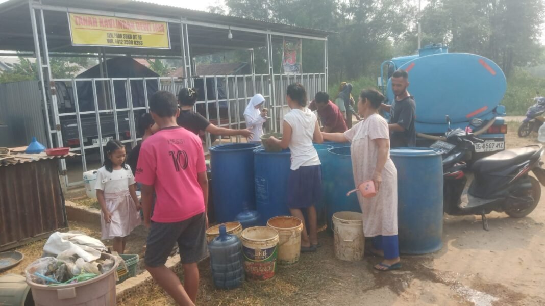 Salurkan Air Bersih Di Talang Petai Kelurahan Plaju Darat, Peduli Kemarau PDK KOSGORO 1957 Palembang Salurkan Air Bersih Di Talang Petai Kelurahan Plaju Darat, Peduli Kemarau PDK KOSGORO 1957 Palembang