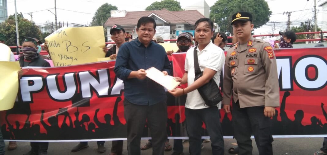 Massa Himpunan Demokrasi Sambangi Polda Sumsel, Soroti Dugaan Pemerasan dalam Penanganan Kasus Tongkang Rp30 Miliar Massa Himpunan Demokrasi Sambangi Polda Sumsel, Soroti Dugaan Pemerasan dalam Penanganan Kasus Tongkang Rp30 Miliar