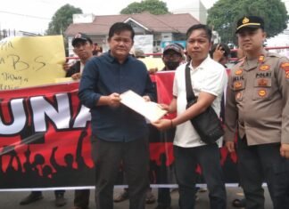 Massa Himpunan Demokrasi Sambangi Polda Sumsel, Soroti Dugaan Pemerasan dalam Penanganan Kasus Tongkang Rp30 Miliar