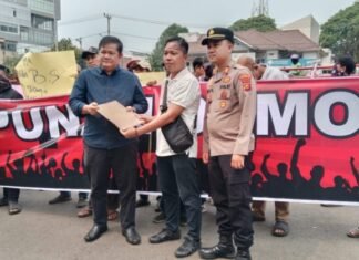 Diduga Terlibat Pemerasan Kasus Penggelapan Kapal Tongkang, Massa LSM HD, Desak Kapolda Sumsel Periksa Oknum Perwira Inisial TI