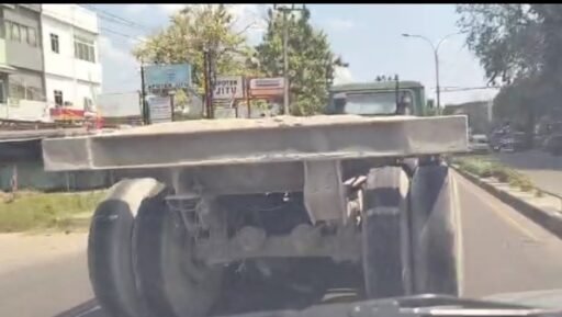 Truk Trailer Diduga Tak Layak Operasi Melintas di Palembang, Pengawasan KSOP Kelas I Dipertanyakan Truk Trailer Diduga Tak Layak Operasi Melintas di Palembang, Pengawasan KSOP Kelas I Dipertanyakan