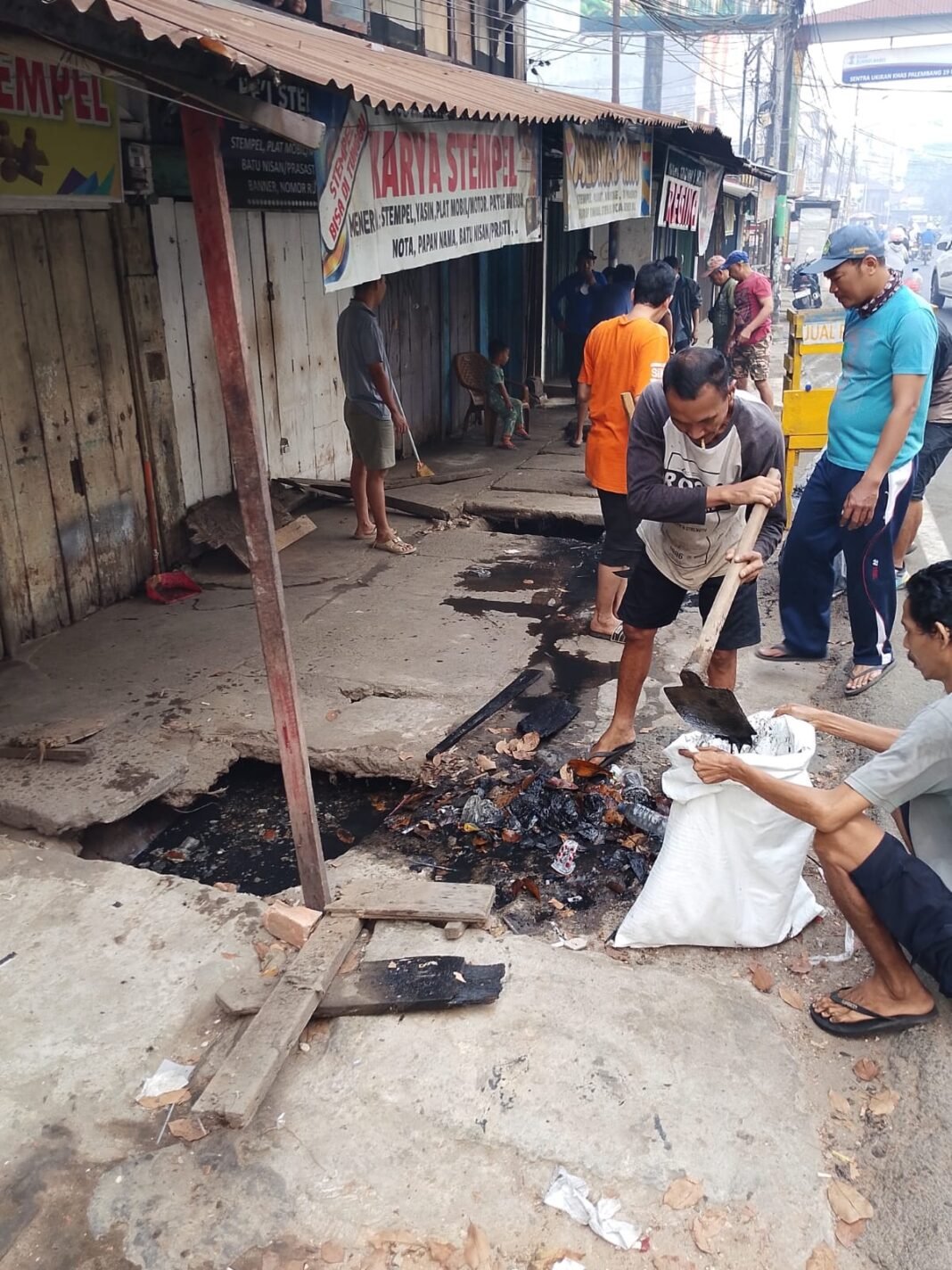 Cegah Genangan, Lurah 19 Ilir Ajak Warga Gotong Royong Bersihkan Saluran Air Cegah Genangan, Lurah 19 Ilir Ajak Warga Gotong Royong Bersihkan Saluran Air