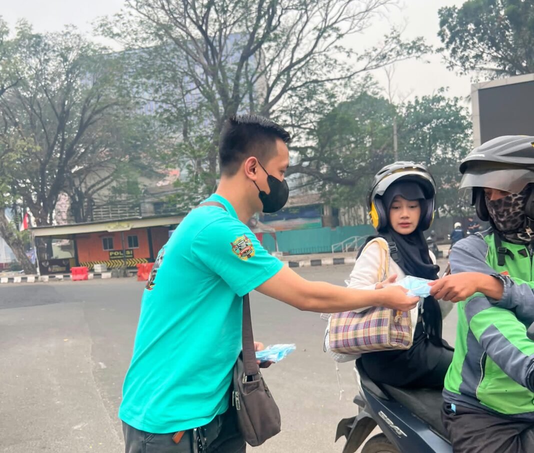 Kualitas Udara Kurang Bersahabat, HPCI Chapter Palembang Turun ke Jalan Bagikan Masker Kualitas Udara Kurang Bersahabat, HPCI Chapter Palembang Turun ke Jalan Bagikan Masker