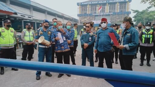 Dugaan Monopoli dan Pungli di Laut Tanjung Carat, Massa Desak Pencabutan Konsesi PT BLL Dugaan Monopoli dan Pungli di Laut Tanjung Carat, Massa Desak Pencabutan Konsesi PT BLL