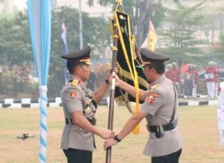 Serah Terima Pataka Atidhira Wirabakti, Irjen Pol. Rony Samtana Resmi Pimpin Polda Sumsel