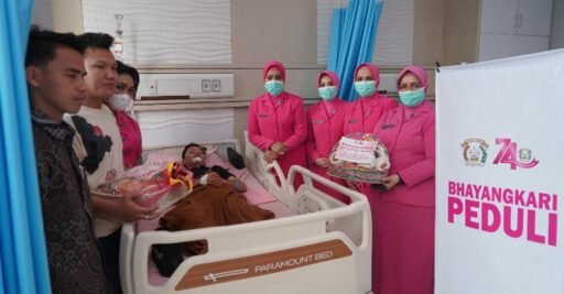 Wujud Bhayangkari Peduli, Ny. Martina Rony Samtana Jenguk Wartawan dan Mahasiswa Korban Insiden Wujud Bhayangkari Peduli, Ny. Martina Rony Samtana Jenguk Wartawan dan Mahasiswa Korban Insiden