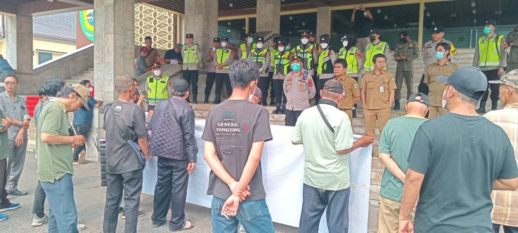 Soroti Dugaan Setoran Perjalanan Dinas dan Monopoli Media, CACA Sumsel dan FPMP Gelar Aksi di DPRD Sumsel Soroti Dugaan Setoran Perjalanan Dinas dan Monopoli Media, CACA Sumsel dan FPMP Gelar Aksi di DPRD Sumsel